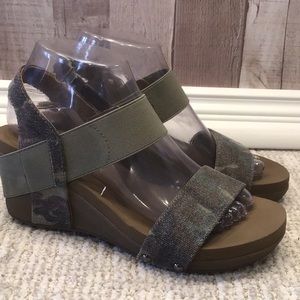 Corkys Bandit green camouflage wedge heel sandals size 8